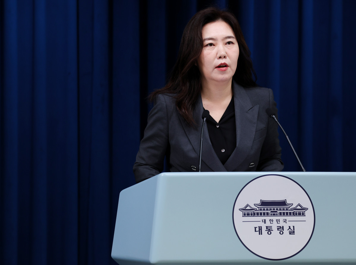 ▲강유정 대통령실 대변인이 28일 용산 대통령실에서 이날 오전 이재명 대통령이 주재한 국가정보자원관리원 화재 관련 긴급비상대책회의 브리핑을 하고 있다. (연합뉴스)