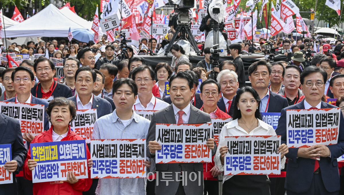 ▲장동혁(앞줄 가운데) 국민의힘 대표 등 의원들이 28일 서울 중구 숭례문 인근 세종대로에서 열린 사법파괴 입법독재 국민 규탄대회를 하고 있다. 국민의힘이 서울에서 장외 집회를 여는 것은 전신인 자유한국당의 2020년 1월 광화문 광장 집회 이후 5년 8개월만에 처음이다. 조현호 기자 hyunho@