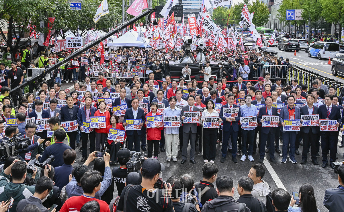 ▲장동혁 국민의힘 대표 등 의원들이 28일 서울 중구 숭례문 인근 세종대로에서 열린 사법파괴 입법독재 국민 규탄대회를 하고 있다. 국민의힘이 서울에서 장외 집회를 여는 것은 전신인 자유한국당의 2020년 1월 광화문 광장 집회 이후 5년 8개월만에 처음이다. 조현호 기자 hyunho@