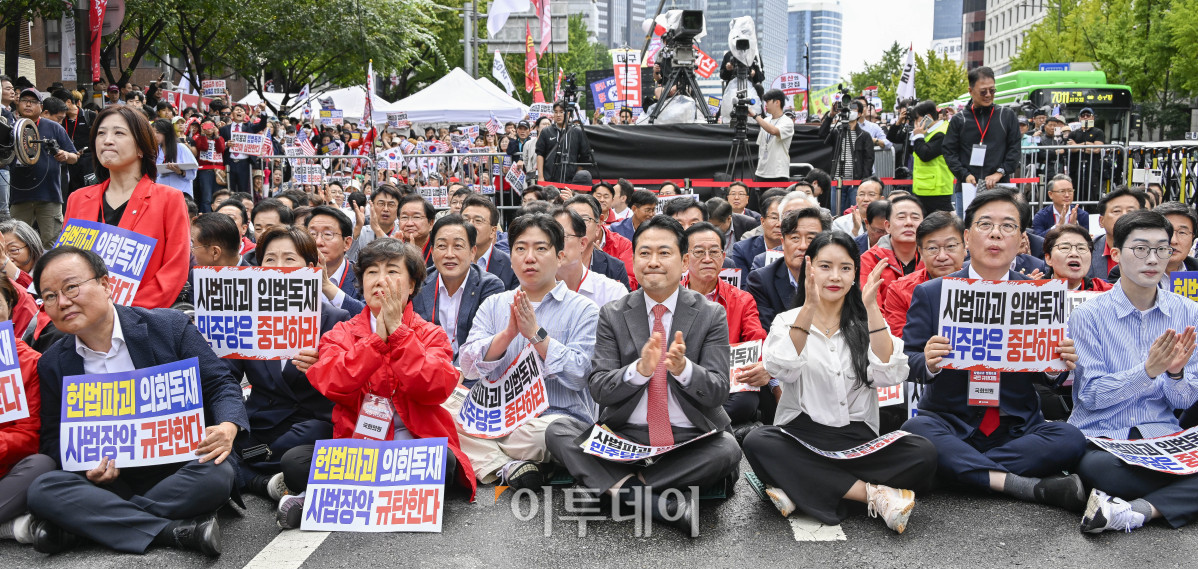 ▲장동혁(앞줄 가운데) 국민의힘 대표 등 의원들이 28일 서울 중구 숭례문 인근 세종대로에서 열린 사법파괴 입법독재 국민 규탄대회에서 박수를 치고 있다. 국민의힘이 서울에서 장외 집회를 여는 것은 전신인 자유한국당의 2020년 1월 광화문 광장 집회 이후 5년 8개월만에 처음이다. 조현호 기자 hyunho@