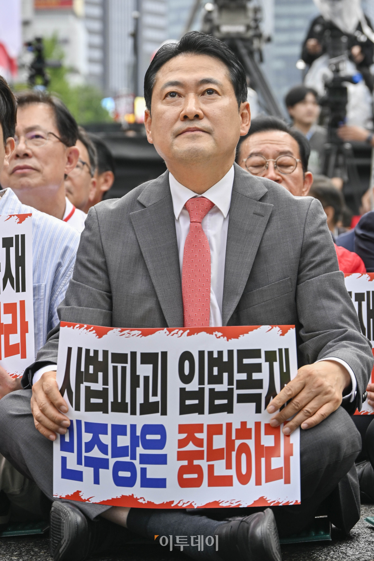 ▲장동혁 국민의힘 대표 등 의원들이 28일 서울 중구 숭례문 인근 세종대로에서 열린 사법파괴 입법독재 국민 규탄대회를 하고 있다. 국민의힘이 서울에서 장외 집회를 여는 것은 전신인 자유한국당의 2020년 1월 광화문 광장 집회 이후 5년 8개월만에 처음이다. 조현호 기자 hyunho@