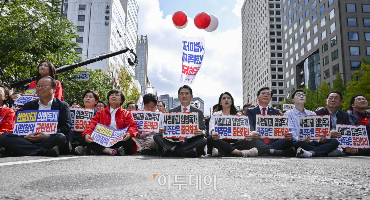 ▲장동혁(앞줄 왼쪽 세 번째) 국민의힘 대표 등 의원들이 28일 서울 중구 숭례문 인근 세종대로에서 열린 사법파괴 입법독재 국민 규탄대회를 하고 있다. 국민의힘이 서울에서 장외 집회를 여는 것은 전신인 자유한국당의 2020년 1월 광화문 광장 집회 이후 5년 8개월만에 처음이다. 조현호 기자 hyunho@