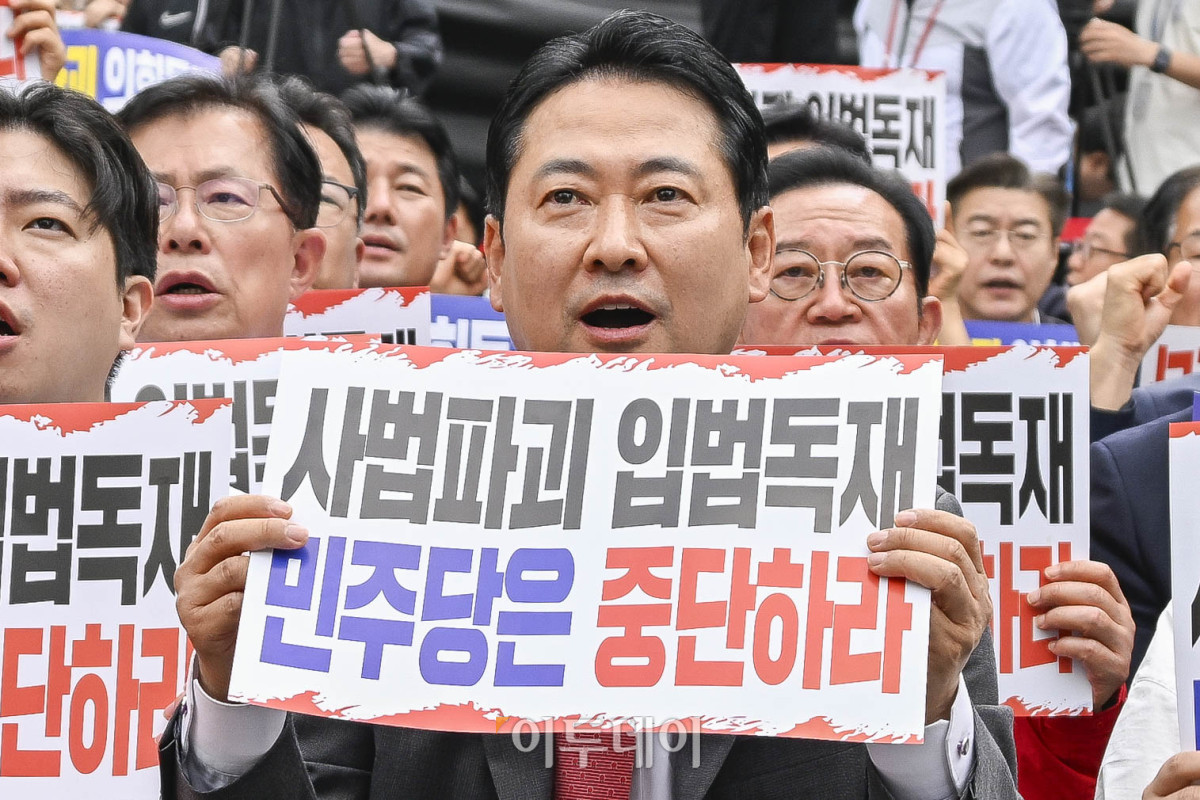 ▲장동혁 국민의힘 대표 등 의원들이 28일 서울 중구 숭례문 인근 세종대로에서 열린 사법파괴 입법독재 국민 규탄대회에서 구호를 외치고 있다. 국민의힘이 서울에서 장외 집회를 여는 것은 전신인 자유한국당의 2020년 1월 광화문 광장 집회 이후 5년 8개월만에 처음이다. 조현호 기자 hyunho@