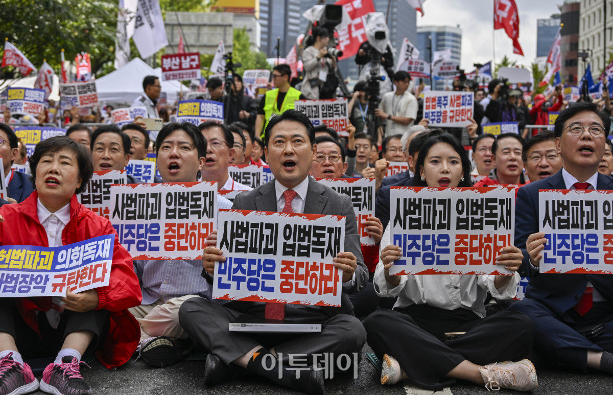 ▲장동혁 국민의힘 대표 등 의원들이 28일 서울 중구 숭례문 인근 세종대로에서 열린 사법파괴 입법독재 국민 규탄대회에서 구호를 외치고 있다. 국민의힘이 서울에서 장외 집회를 여는 것은 전신인 자유한국당의 2020년 1월 광화문 광장 집회 이후 5년 8개월만에 처음이다. 조현호 기자 hyunho@
