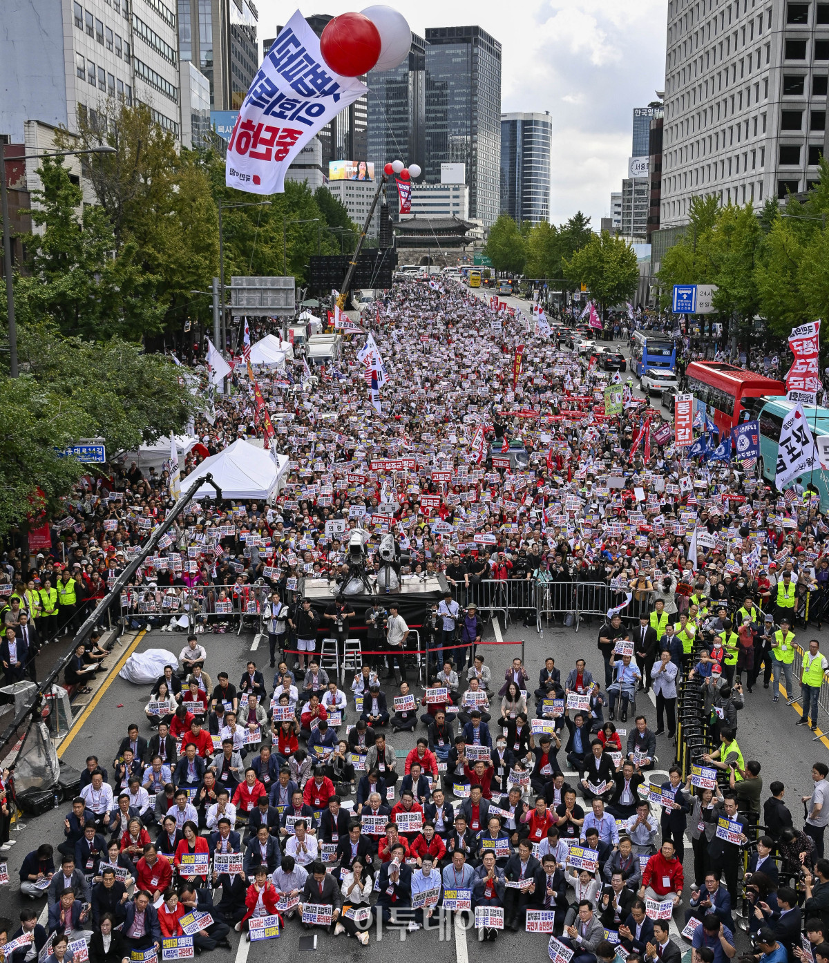 ▲28일 서울 중구 숭례문 인근 세종대로에서 국민의힘 사법파괴 입법독재 국민 규탄대회가 열리고 있다. 국민의힘이 서울에서 장외 집회를 여는 것은 전신인 자유한국당의 2020년 1월 광화문 광장 집회 이후 5년 8개월만에 처음이다. 조현호 기자 hyunho@