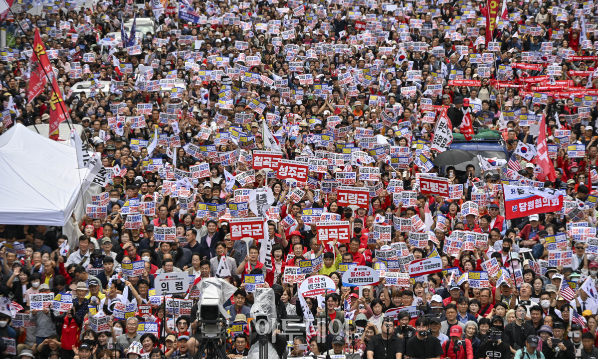 ▲28일 서울 중구 숭례문 인근 세종대로에서 국민의힘 사법파괴 입법독재 국민 규탄대회가 열리고 있다. 국민의힘이 서울에서 장외 집회를 여는 것은 전신인 자유한국당의 2020년 1월 광화문 광장 집회 이후 5년 8개월만에 처음이다. 조현호 기자 hyunho@