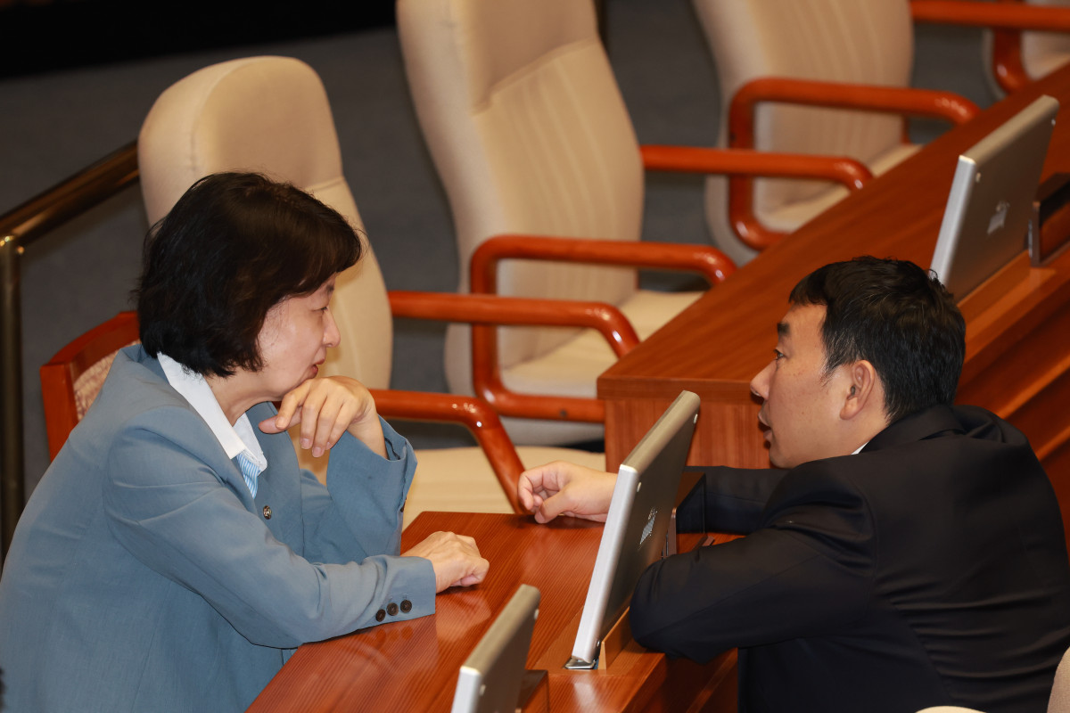 ▲추미애 국회 법사위원장과 김용민 법사위 민주당 간사가 25일 서울 여의도 국회에서 열린 제429회 국회(정기회) 제9차 본회의에서 시작 전 대화하고 있다. (사진=뉴시스)