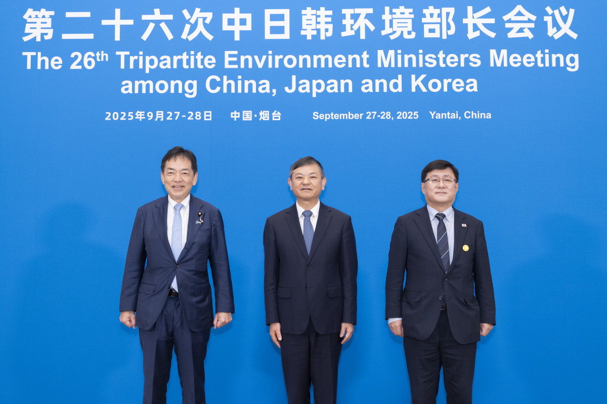 ▲김성환(오른쪽) 환경부 장관이 28일 중국 옌타이에서 열린 제26차 한·중·일 환경장관회의(TEMM26)에 앞서 황룬치우 중국 생태환경부 장관, 아사오 게이이치로 일본 환경성 장관과 함께 기념촬영을 하고 있다.  (사진제공=환경부)