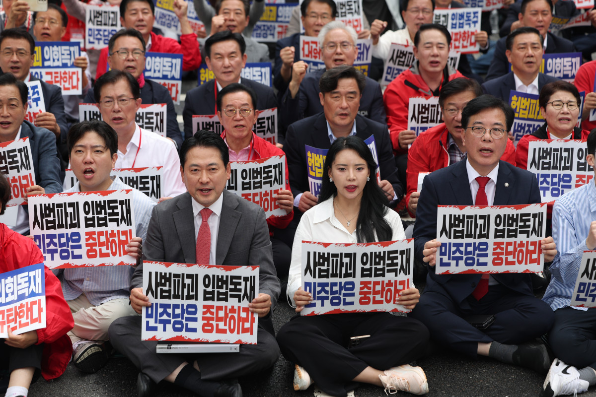 ▲장동혁 국민의힘 대표와 송언석 원내대표를 비롯한 의원들과 당원들이 28일 서울 중구 대한문 앞에서 열린 국민의힘 주최 '사법파괴 입법독재 국민 규탄대회'에서 손피켓을 들고 구호를 외치고 있다. 2025.09.28.  (뉴시스)