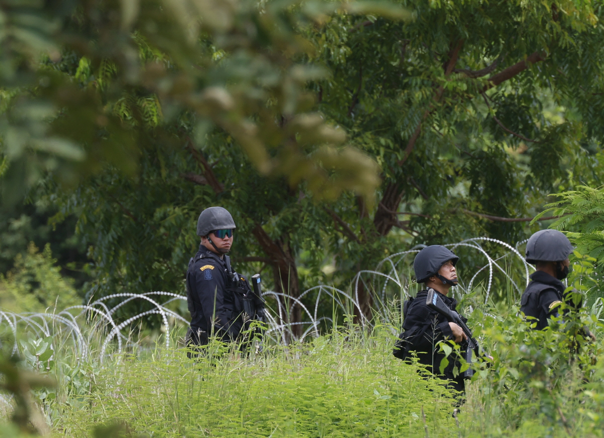 ▲태국과 캄보디아 접경 지역에서 19일(현지시간) 태국 국경수비대가 경계 근무를 서고 있다. ( 반농야깨오(태국)/EPA연합뉴스)