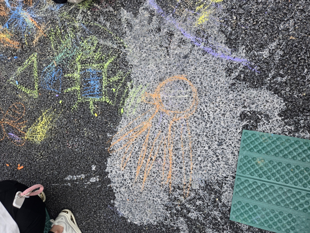 ▲민대원(44) 씨 자녀인 민유진(4) 군이 반포대로 위에서 열린 '지상최대 스케치북'에서 그린 그림 (윤희성 기자 yoonheesung@)