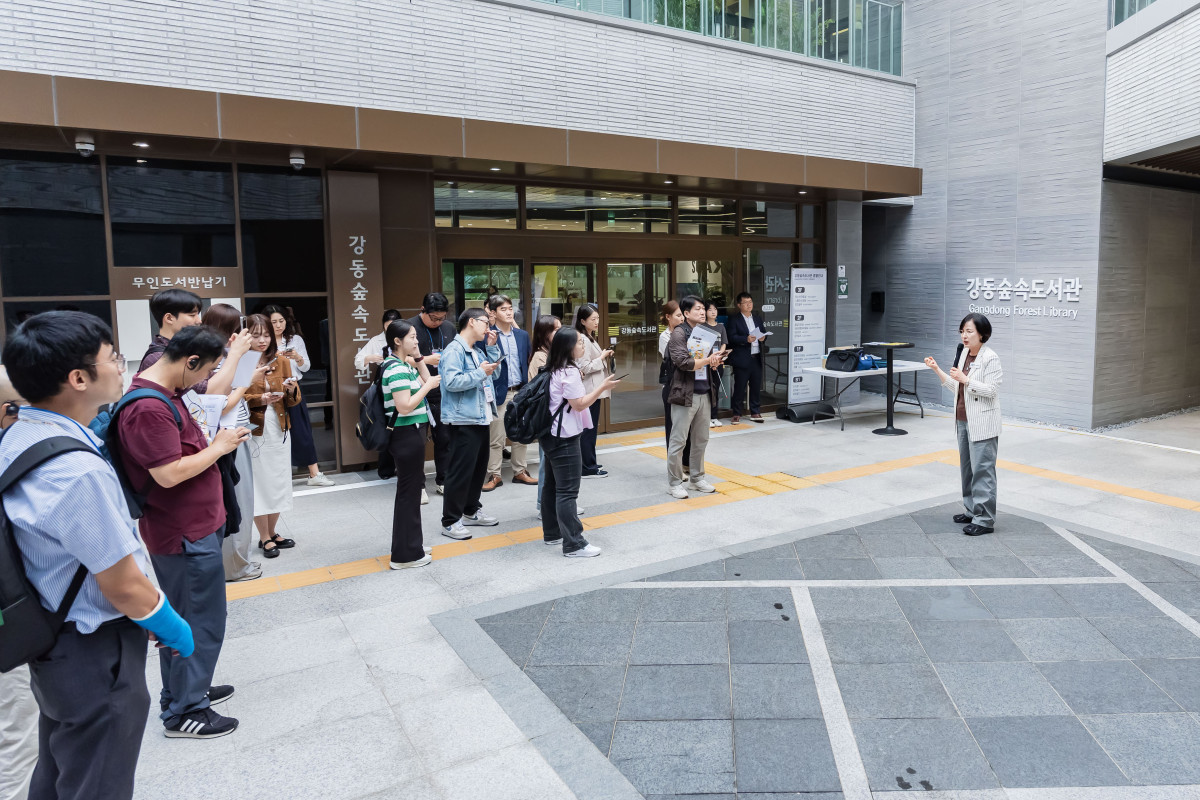 ▲강동숲속도서관을 소개하고 있는 이수희 강동구청장 (강동구)