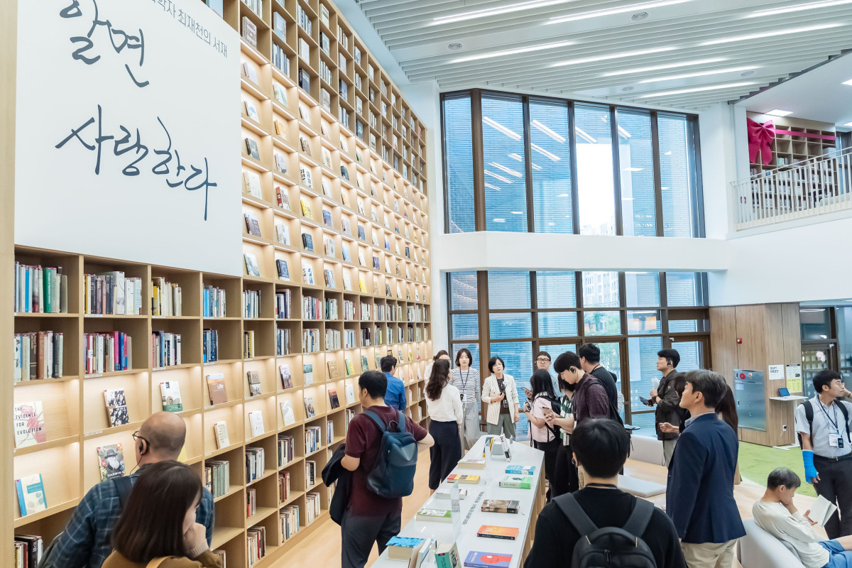 ▲강동숲속도서관 2층 최재천의 서재 (강동구)