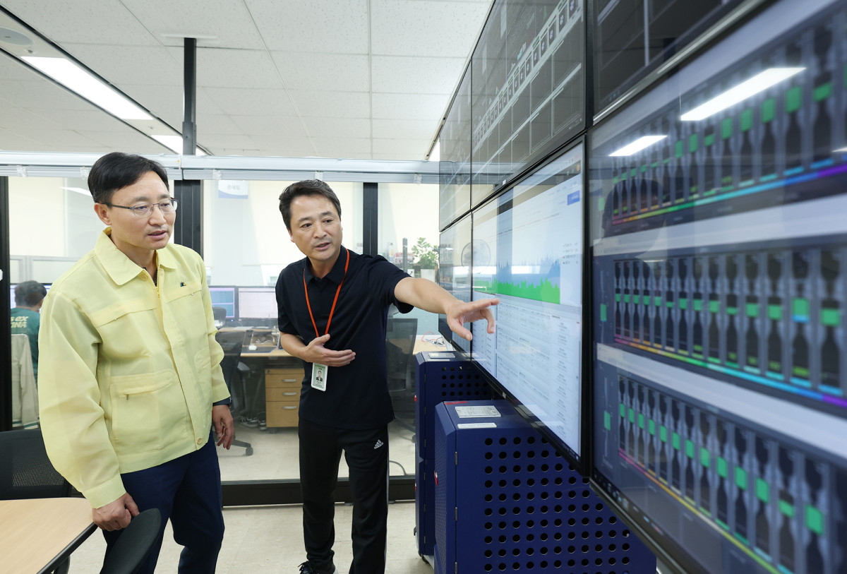 ▲임광현 국세청장이 국세청 정보시스템 운영현황을 확인하고 있다. (사진제공=국세청)