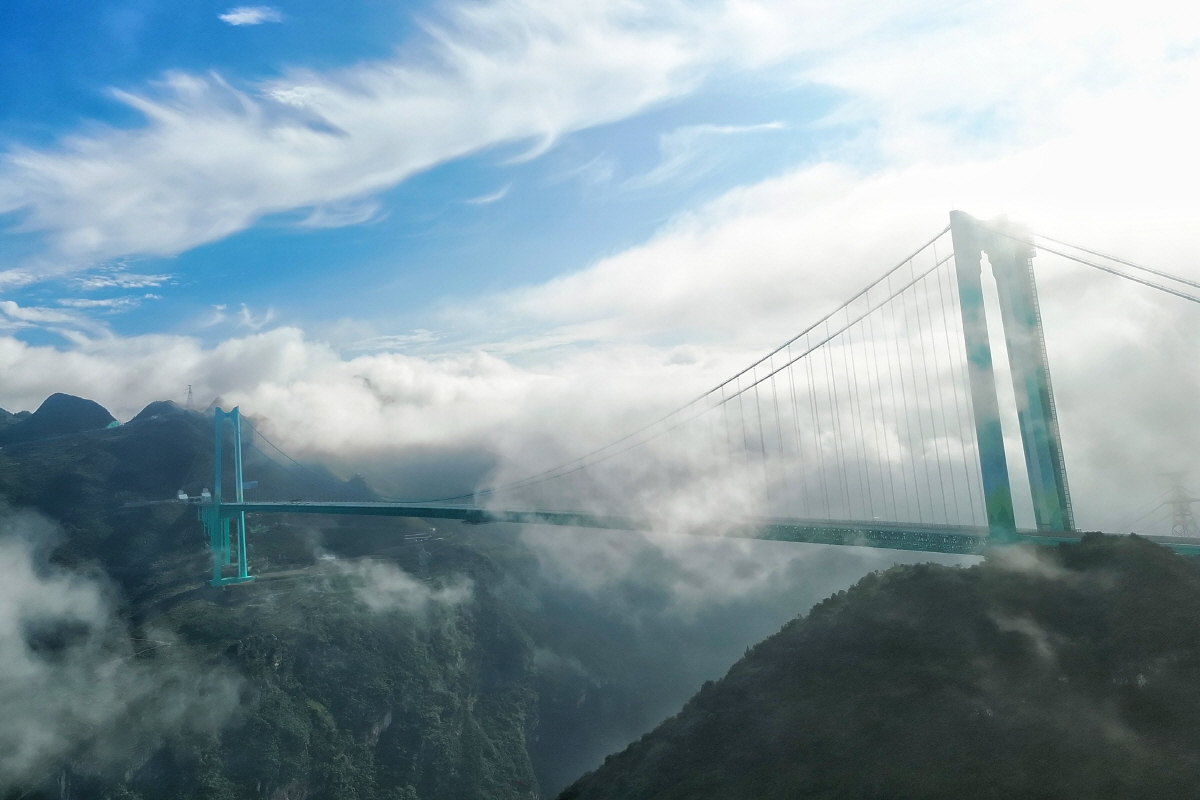 ▲드론으로 28일 촬영한 사진에 중국 구이저우성 화장(花江)협곡대교 전경이 보인다. 이날 개통한 이 대교는 수면 위로부터 다리 상판까지 높이가 625m로 ‘세계에서 가장 높은 다리’라는 기록을 세웠다. 주경간 길이(주탑 사이 간격)도 1420m에 달해 전 세계 산악 교량 중 가장 길다. (구이저우(중국)/신화연합뉴스)