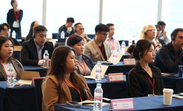 ▲22일부터 닷새 간 롯데월드타워와 롯데인재개발원 오산캠퍼스 등에서 열린 롯데 글로벌 콘퍼런스 참가자들이 롯데그룹의 역사와 경영 철학에 관한 강의를 듣고 있다. (사진제공=롯데지주)