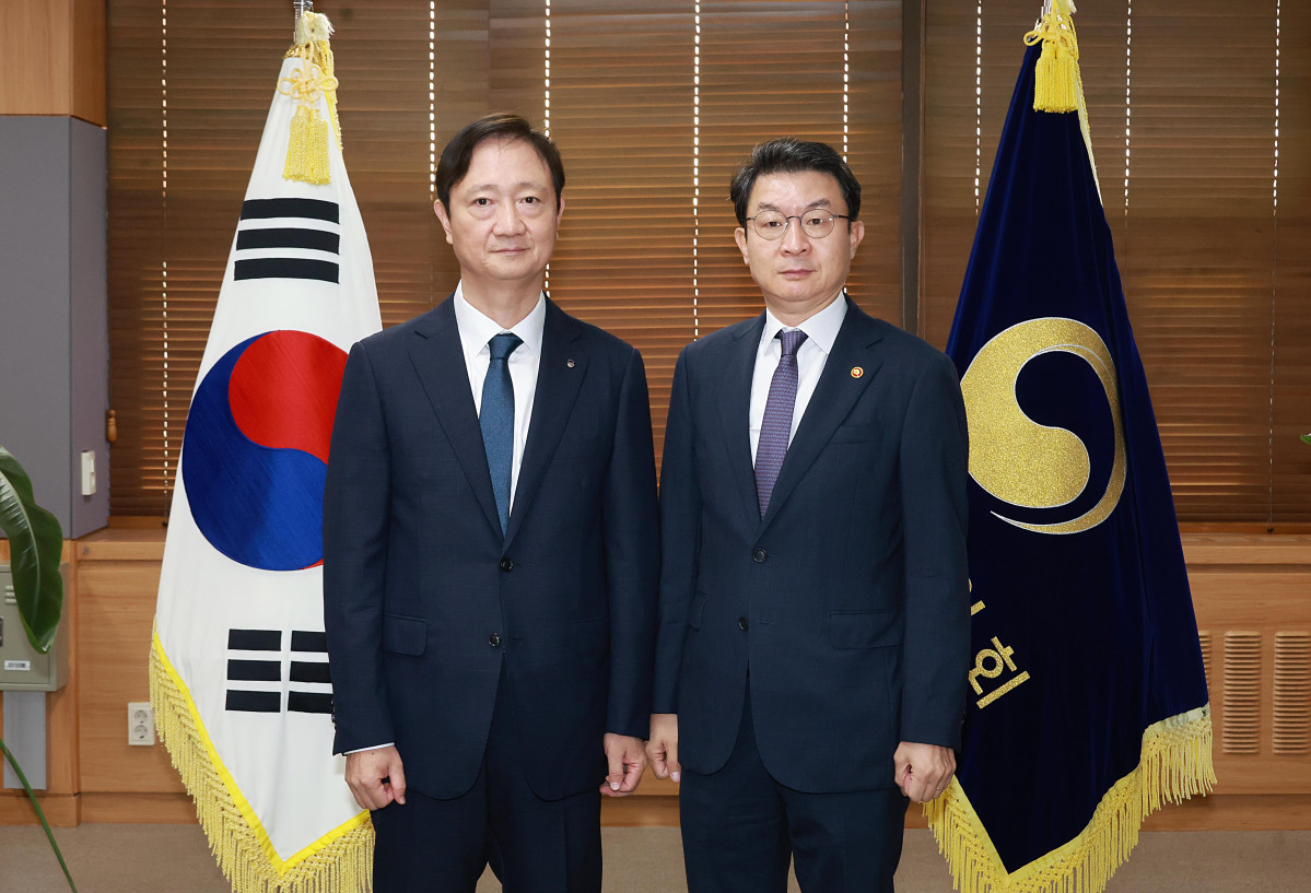 ▲29일 오전 8시 이억원 금융위원장과 이찬진 금융감독원장이 서울 정부서울청사 금융위원장 접견실에서 긴급 회동에 나섰다.  (제공 금융위원회)