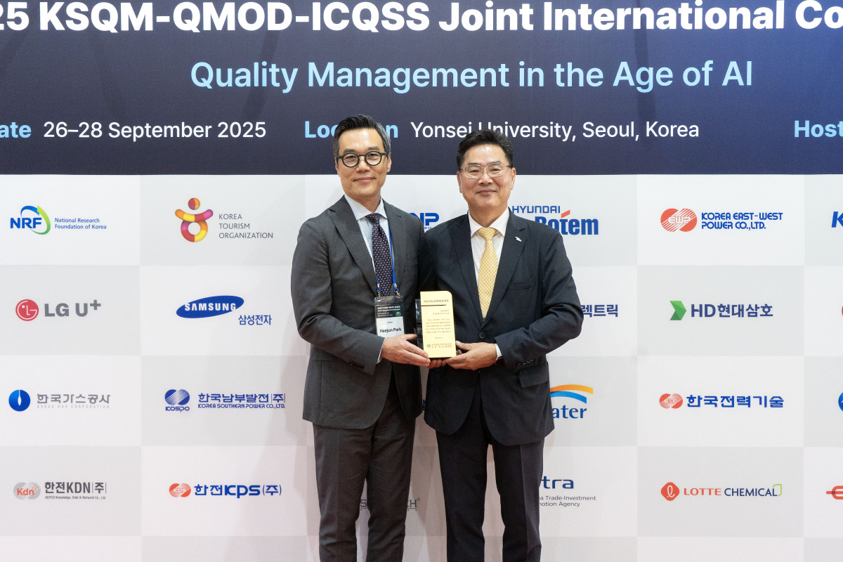 ▲27일 조규출 현대로템 품질본부장(상무·오른쪽)이 ‘2025 지속가능경영품질대상’을 수상한 후 박희준 한국품질경영학회장과 기념촬영을 하고 있다. (사진제공=현대로템)
