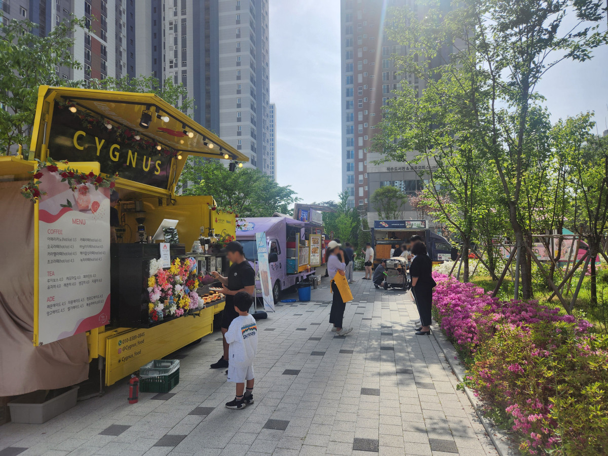 ▲하남감일 제일풍경채에서 열린 푸드트럭 행사 모습. (사진제공=KT리빙)