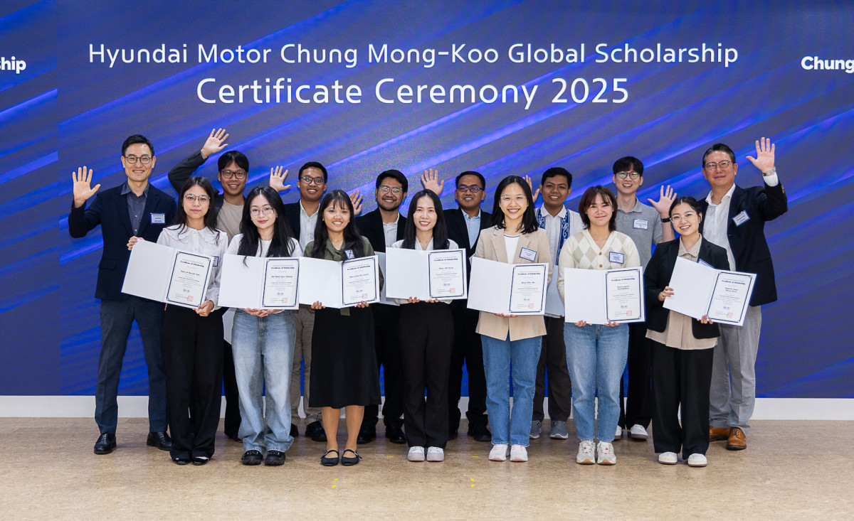 ▲현대차 정몽구 스칼러십 2025년 가을학기에 선발된 아세안 석박사 장학생들이 장학증서 수여식에 참여하고 있다.  (사진=현대차정몽구재단)