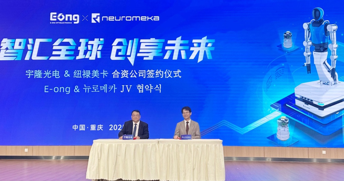 ▲박종훈 뉴로메카 대표(오른 쪽)와 왕야롱 LTOM 그룹 회장이 26일 중국 충칭시에서 합작법인 ‘충칭 뉴로메카 지능로봇 유한회사(가칭)’ 설립 계약을 체결했다.(뉴로메카 제공)