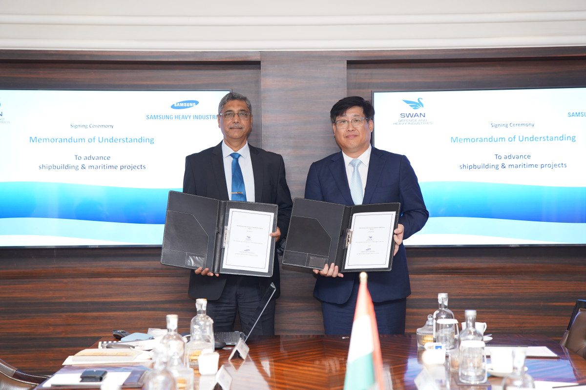 ▲남궁금성 삼성중공업 생산지원본부장(오른쪽)과 비핀 쿠마 삭세나(Vipin Kumar Saxena) 인도 스완 조선소 CEO가 MOU 기념 사진을 촬영하고 있다 (삼성중공업)