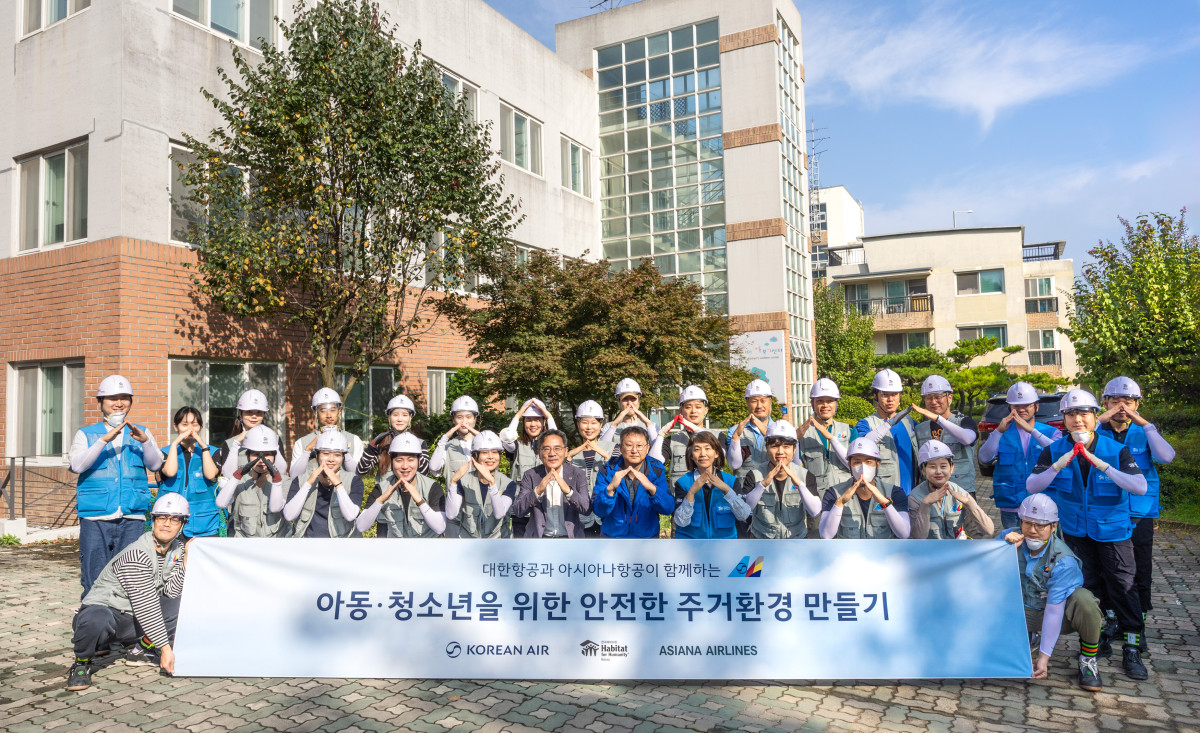 ▲대한항공이 아시아나항공 임직원들과 함꼐 지역 아동을 위한 주거환경 개선 봉사활동에 참여했다. (사진=대한항공)