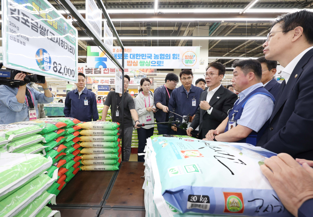 ▲김민석 국무총리가 22일 서울 서초구 하나로마트 양재점을 찾아 추석 맞이 물가 현장점검을 하고 있다. 신태현 기자 holjjak@ (이투데이DB)