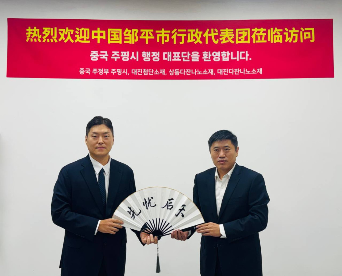 ▲유성준 대진첨단소재 대표와 중국 주핑시 정치 지도부 류더쥔 부서기가 기념사진을 찍고 있다. (사진제공=대진첨단소재)