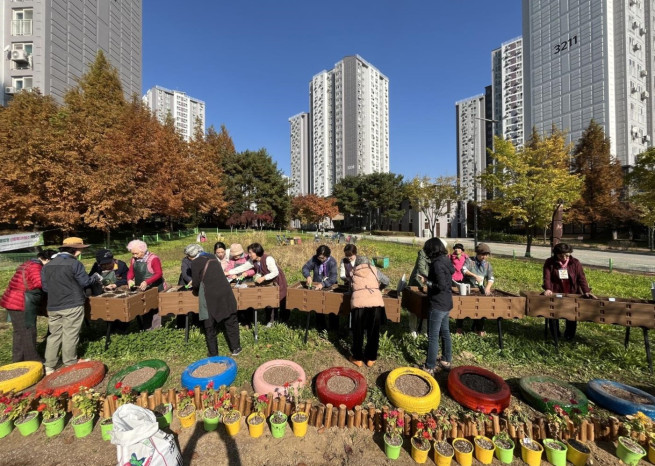 ▲지난해 LH 임대단지 거주자들이 산림치유 프로그램에 참여했던 모습. (사진제공=한국토지주택공사)