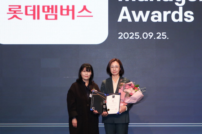 ▲25일 열린 ‘2025 한국경영대상’ 수상식에서 롯데멤버스 김혜주 대표(오른)와 산업정책연구원 이화진 원장이 기념 사진을 촬영하고 있다. (사진제공=롯데멤버스)