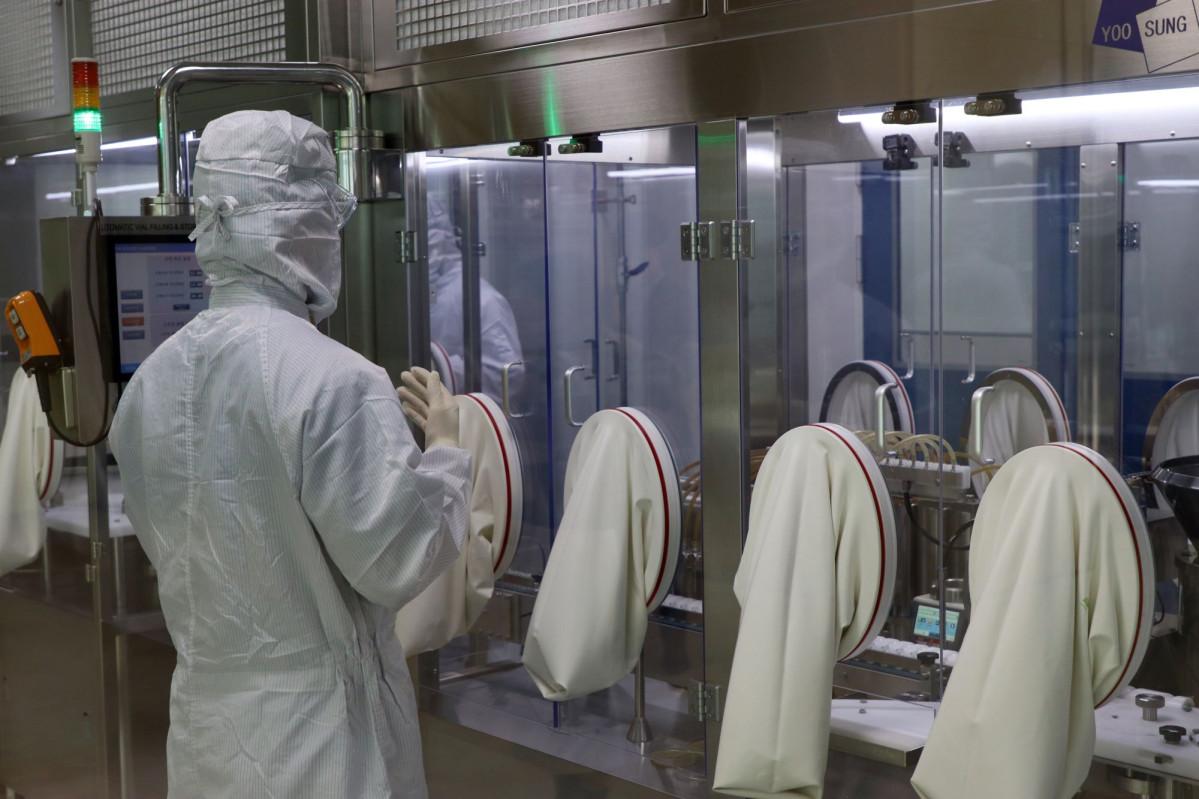 ▲자생메디바이오센터 약침원외탕전실 직원이 약침 생산 과정을 살피고 있다. (자생한방병원)