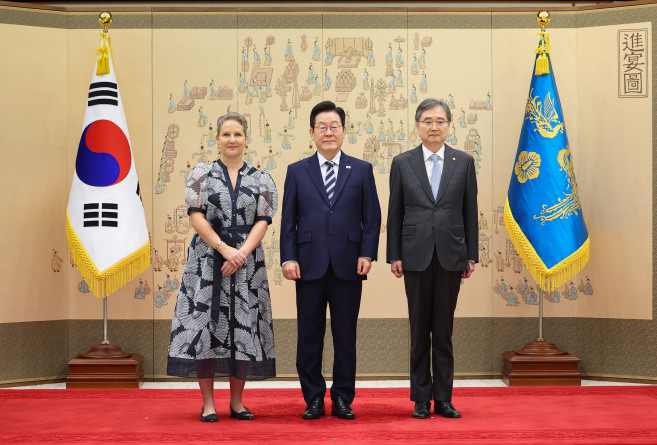 ▲이재명 대통령이 29일 용산 대통령실에서 열린 주한대사 신임장 제정식에서 나딘 올리비에리 로자노 주한스위스대사(왼쪽)로부터 신임장을 받은 뒤 조현 외교부 장관과 함께 기념촬영을 하고 있다.  (연합뉴스)