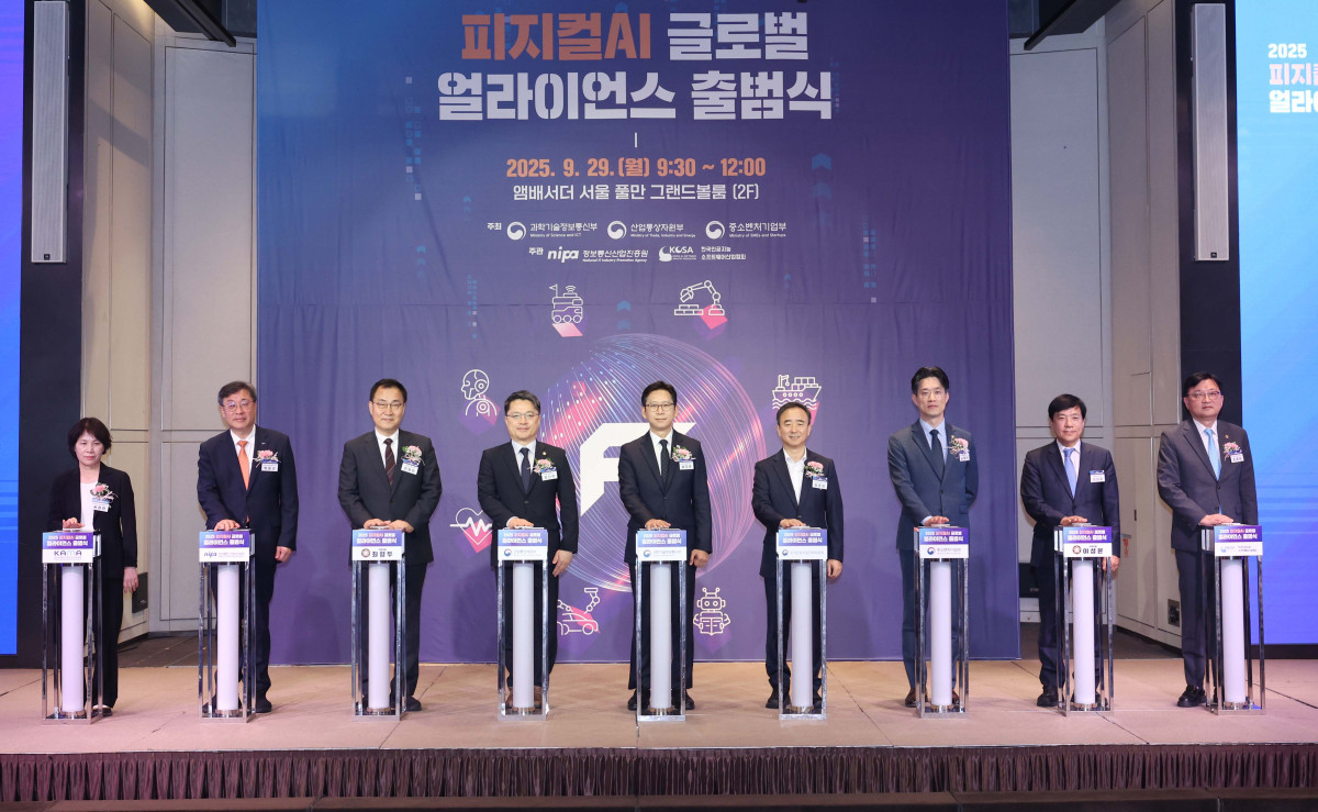 ▲29일 서울 중구 앰배서더 서울 풀만 호텔에서 열린 ‘2025 피지컬AI 글로벌 얼라이언스 출범식’에서 배경훈 과학기술정보통신부 장관, 문신학 산업통상자원부 차관, 노용석 중소벤처기업부 차관, 최형두 국민의힘 의원, 이성윤 더불어민주당 의원 등 내빈들이 기념촬영을 하고 있다. 신태현 기자 holjjak@