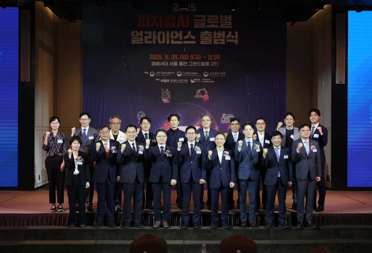 ▲29일 서울 중구 앰배서더 서울 풀만 호텔에서 열린 ‘2025 피지컬AI 글로벌 얼라이언스 출범식’에서 배경훈 과학기술정보통신부 장관, 문신학 산업통상자원부 차관, 노용석 중소벤처기업부 차관, 최형두 국민의힘 의원, 이성윤 더불어민주당 의원 등 내빈들이 기념촬영을 하고 있다. 신태현 기자 holjjak@