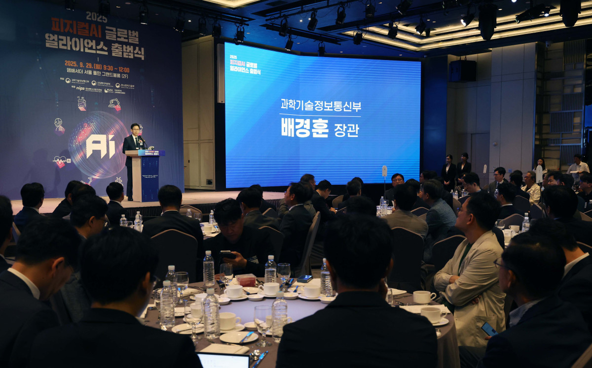 ▲배경훈 과학기술정보통신부 장관이 29일 서울 중구 앰배서더 서울 풀만 호텔에서 열린 ‘2025 피지컬AI 글로벌 얼라이언스 출범식’에서 개회사를 하고 있다. 신태현 기자 holjjak@