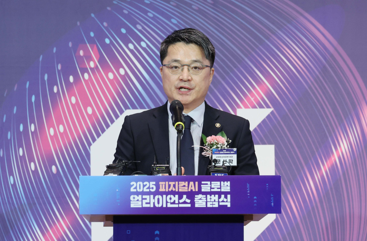 ▲문신학 산업통상자원부 차관이 29일 서울 중구 앰배서더 서울 풀만 호텔에서 열린 ‘2025 피지컬AI 글로벌 얼라이언스 출범식’에서 축사를 하고 있다. 신태현 기자 holjjak@