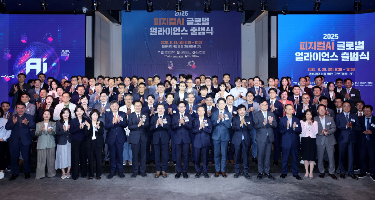 ▲29일 서울 중구 앰배서더 서울 풀만 호텔에서 열린 ‘2025 피지컬AI 글로벌 얼라이언스 출범식’에서 배경훈 과학기술정보통신부 장관, 문신학 산업통상자원부 차관, 노용석 중소벤처기업부 차관, 최형두 국민의힘 의원, 이성윤 더불어민주당 의원 등 내빈들이 기념촬영을 하고 있다. 신태현 기자 holjjak@