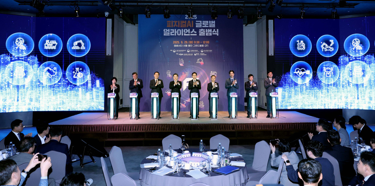 ▲29일 서울 중구 앰배서더 서울 풀만 호텔에서 열린 ‘2025 피지컬AI 글로벌 얼라이언스 출범식’에서 배경훈 과학기술정보통신부 장관, 문신학 산업통상자원부 차관, 노용석 중소벤처기업부 차관, 최형두 국민의힘 의원, 이성윤 더불어민주당 의원 등 내빈들이 기념촬영을 하고 있다. 신태현 기자 holjjak@