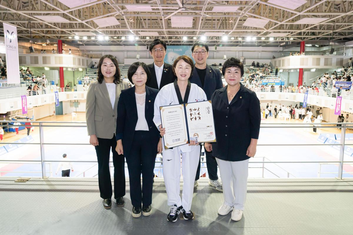 ▲행사에서 명예단증을 수여받은 유진선 용인특례시의회 의장이 의원들과 기념촬영을 하고 있다. (용인특례시의회)