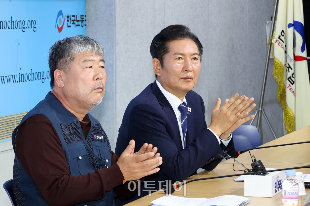 ▲정청래(오른쪽) 더불어민주당 대표와 김동명 한국노총 위원장이 29일 서울 영등포구 한국노총 대회의실에서 열린 2025년도 제1차 한국노총-민주당 고위급정책협의회에서 박수를 치고 있다. 고이란 기자 photoeran@