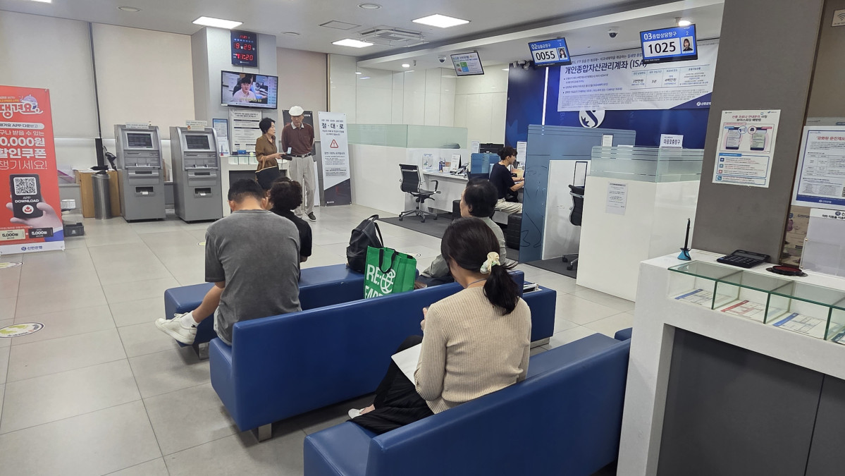 ▲국가정보자원관리원 화재 사고 이후 첫 영업일인 29일 오전 서울 여의도의 한 은행 영업점 모습. 평상시와 비슷하게 평온한 분위기에서 은행 업무가 이뤄지고 있다. (사진=김은재 기자. silverash@)