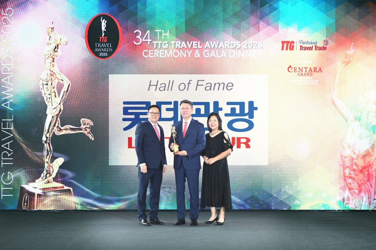 ▲TTG 다렌 응 아시아 대표(왼쪽)와 롯데관광개발 백현 대표이사 사장(가운데)이 기념사진을 찍고 있다. (사진제공=롯데관광개발)