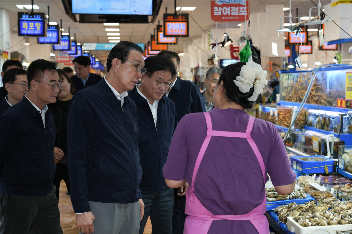 ▲노동진 수협중앙회장이 29일 추석 명절을 앞두고 서울 동작구 노량진수산시장을 찾아 수산물 유통 및 가격 동향을 점검하고 있다. (사진제공=수협중앙회)