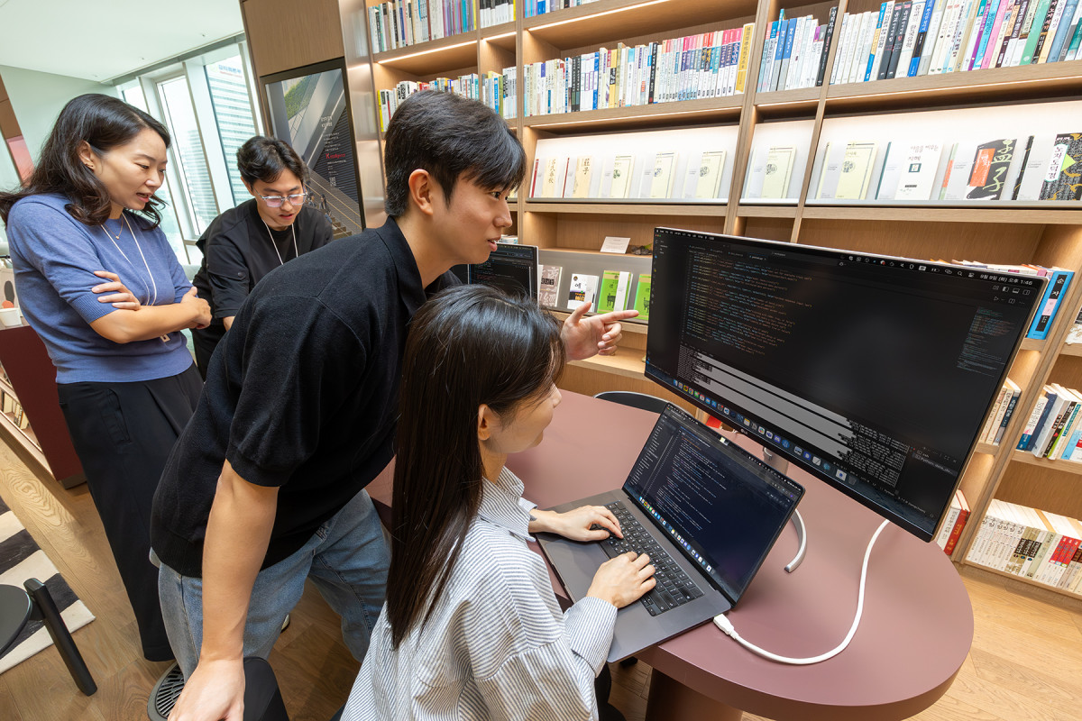 ▲KT가 마이크로소프트와의 전략적 협업을 통해 개발한 GPT-4o 기반 한국적 AI 모델 ‘SOTA K’를 출시했다고 밝혔다. 사진은 KT 기술혁신부문 연구원들이 SOTA K를 테스트하는 모습. (사진제공=KT)