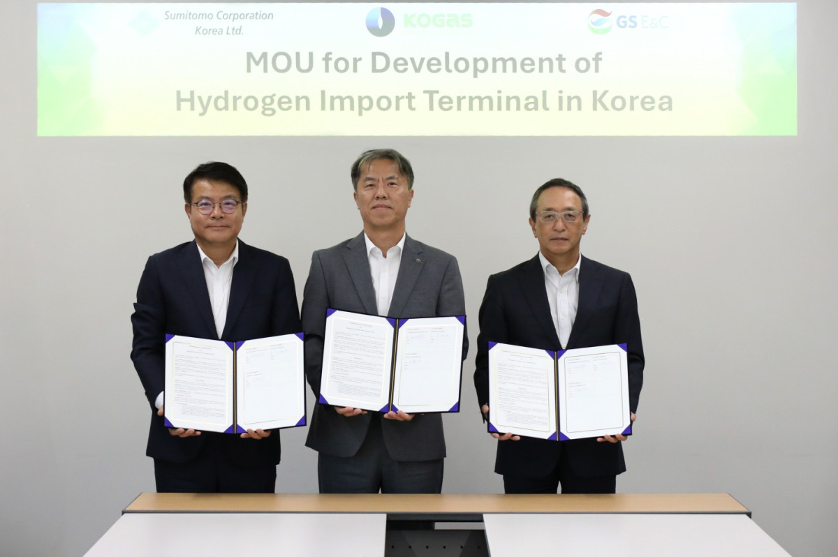 ▲힌국가스공사는 최근 GS건설 및 한국스미토모상사와 ‘액화수소 인수기지 핵심 기술 개발을 위한 업무협약’을 체결했다. 왼쪽부터 김동욱 GS건설 플랜트사업본부 부사장, 오권택 가스공사 수소신사업단장, 오하시 다이스케(Ohashi Daisuke) 한국스미토모상사 사장. (사진제공=한국가스공사)