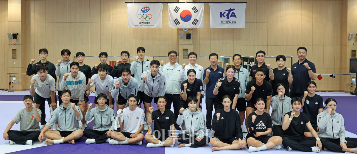 ▲최휘영 문화체육관광부 장관이 29일 충북 진천 국가대표 선수촌을 방문해 ‘2026 밀라노-코르티나 동계올림픽’과 ‘2026 아이치-나고야 아시안게임’을 대비해 훈련 중인 태권도 국가대표 선수들을 격려하고 기념촬영을 하고 있다. (문화체육관광부)