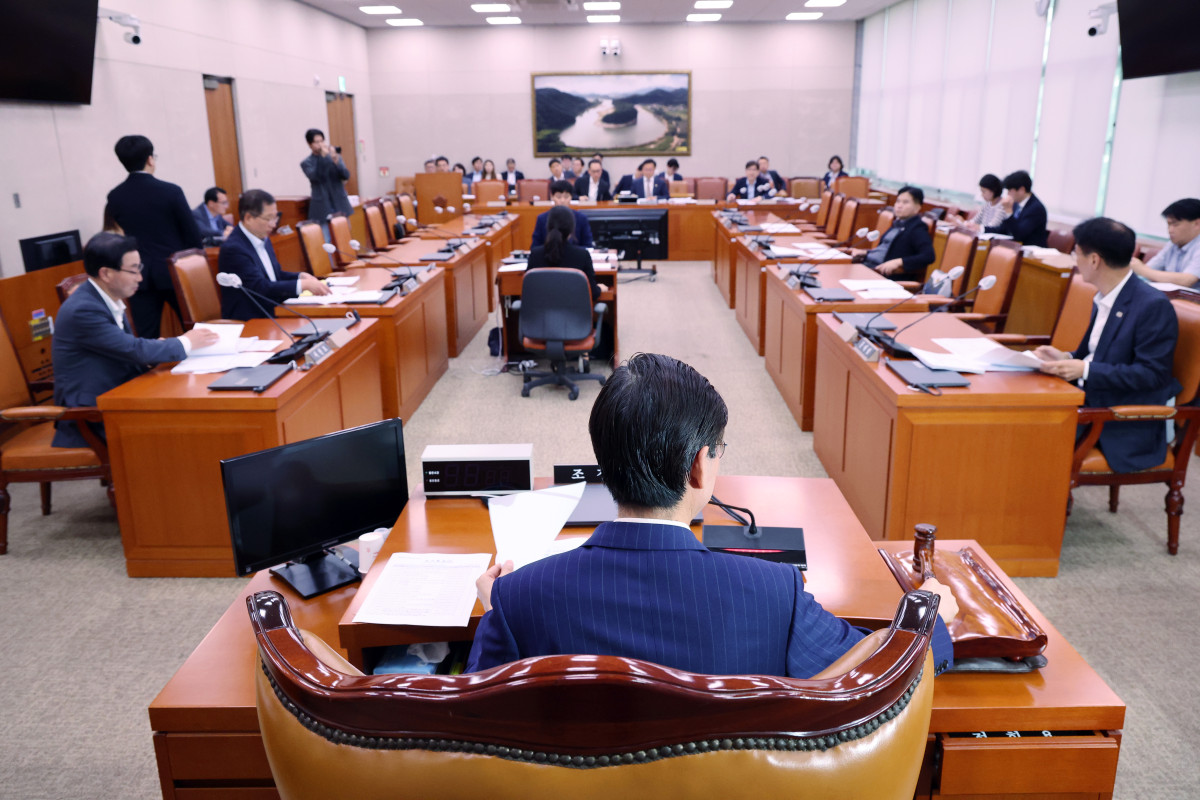 ▲29일 오후 서울 여의도 국회 농림축산식품해양수산위원회 제1차 해양수산법안심사소위원회에서 조경태 소위원장이 의사봉을 두드리고 있다. 2025.09.29.  (뉴시스)