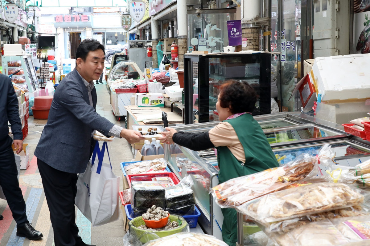 ▲최철규 강원랜드 대표이사직무대행이 정선아리랑 시장을 방문해 지역 소비 진작에 나서고 있다. (사진제공=강원랜드)