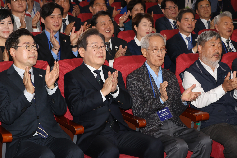▲4월 서울 여의도 국회 의원회관에서 열린 더불어민주당 '이제부터 진짜 대한민국' 제21대 대통령선거 선거대책위원회 출범식에서 당시 이재명 대선 후보가 참석자들과 박수치고 있다. 앞줄 왼쪽부터 박찬대 상임총괄선대위원장, 이 후보, 윤여준 상임총괄선대위원장, 김동명 총괄선대위원장. (고이란 기자 photoeran@)